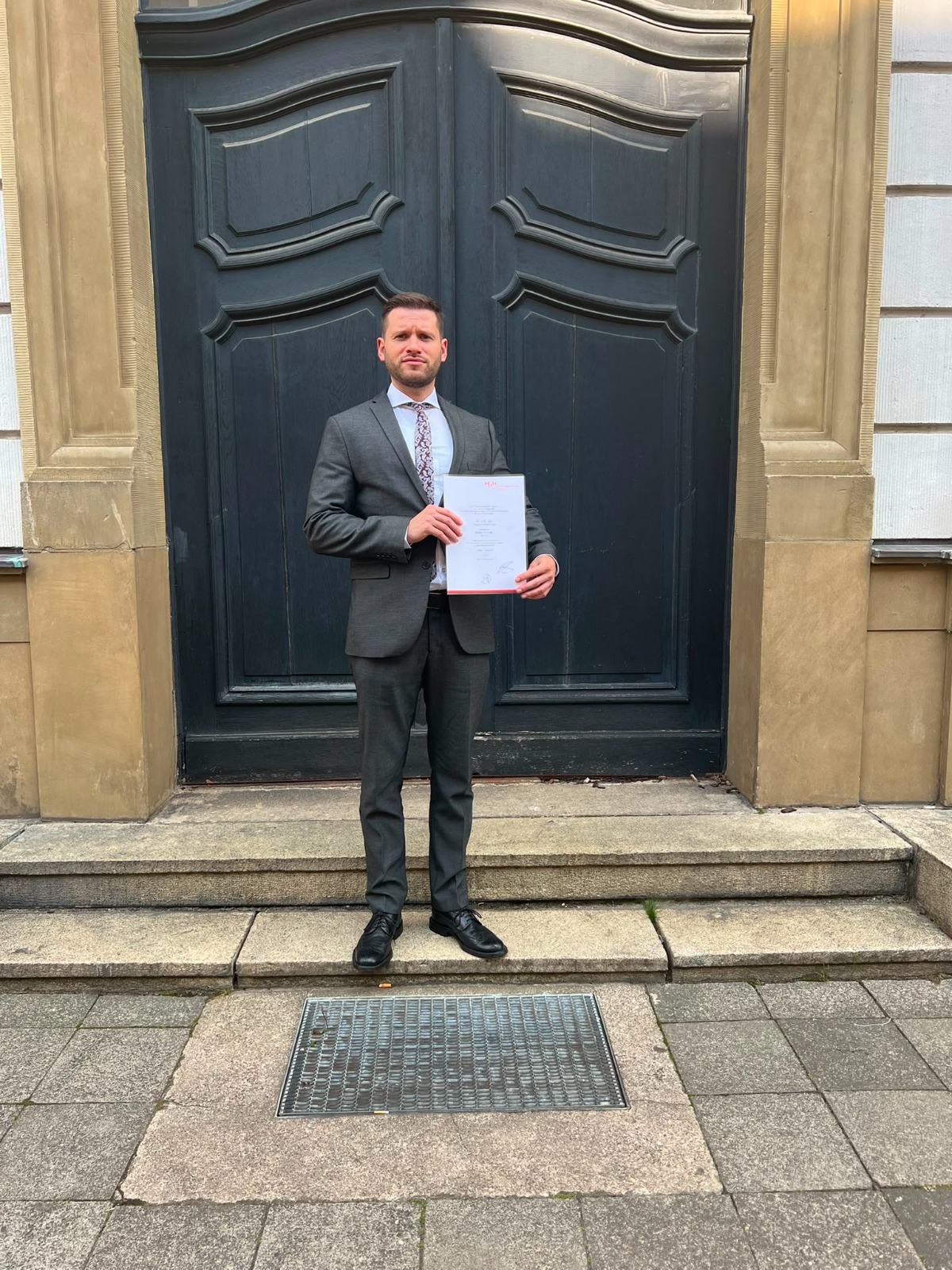 Dr. med. Milan Trabert mit seiner Promotionsurkunde der Medizinischen Hochschule Hannover